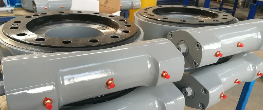 How does a hydraulic slew drive work?